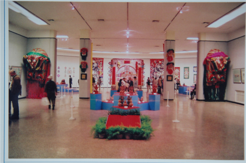 1994年，由文化部主办的“中国民间艺术一绝大展”巨型纸塑狮子头在中国美术馆展出并获金奖.JPG
